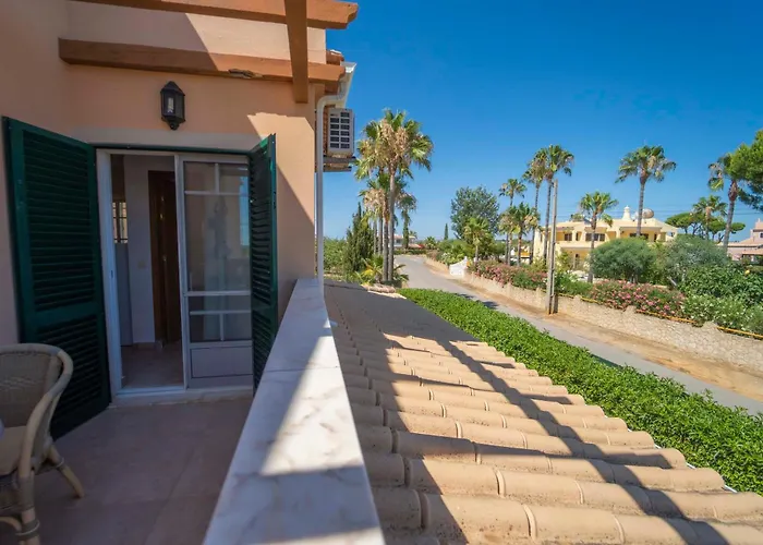 Apartamentos Monte dos Avós, Albufeira by AlgarveBlossom
