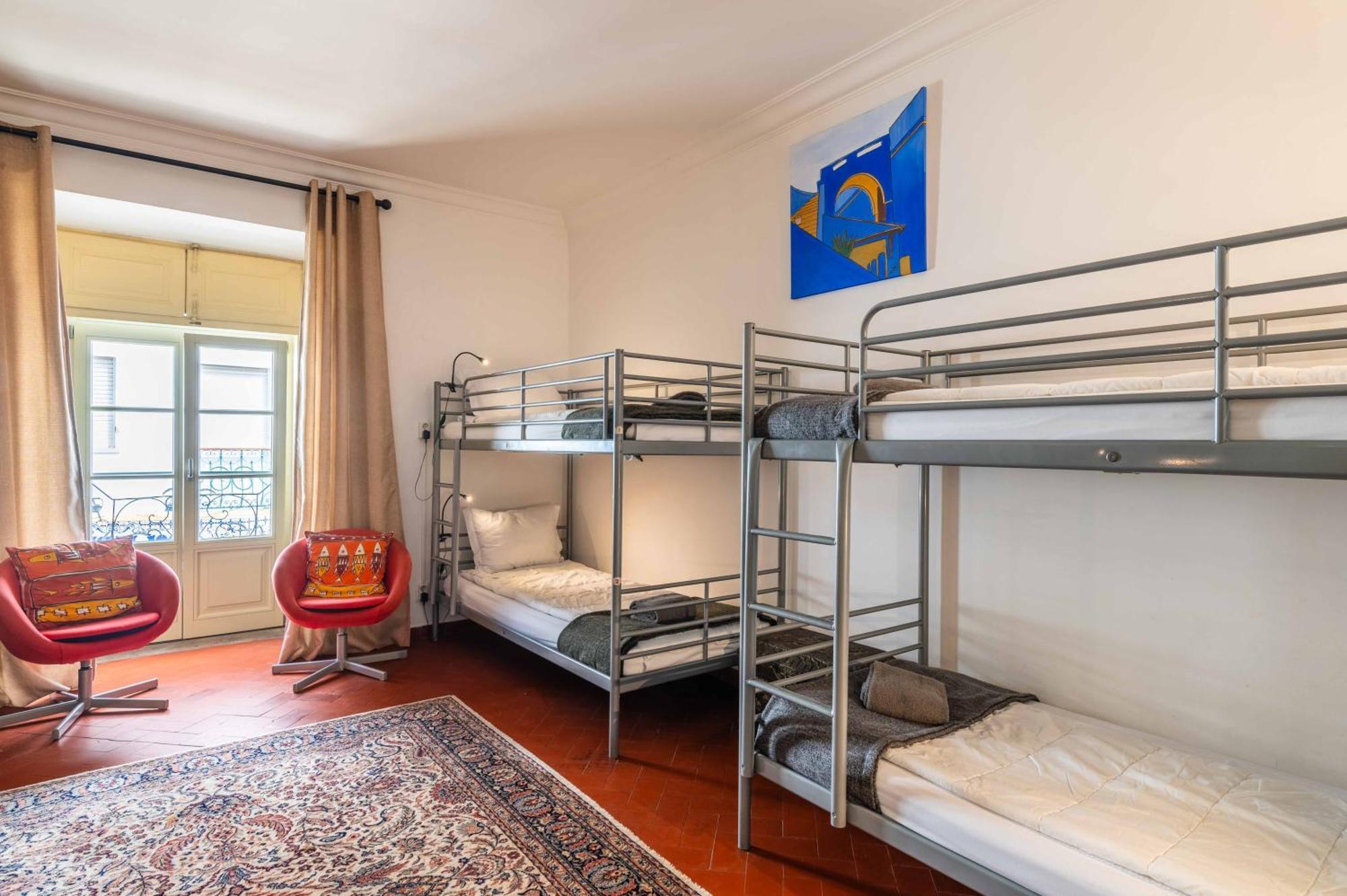 Cama num Dormitório Misto com 8 Camas