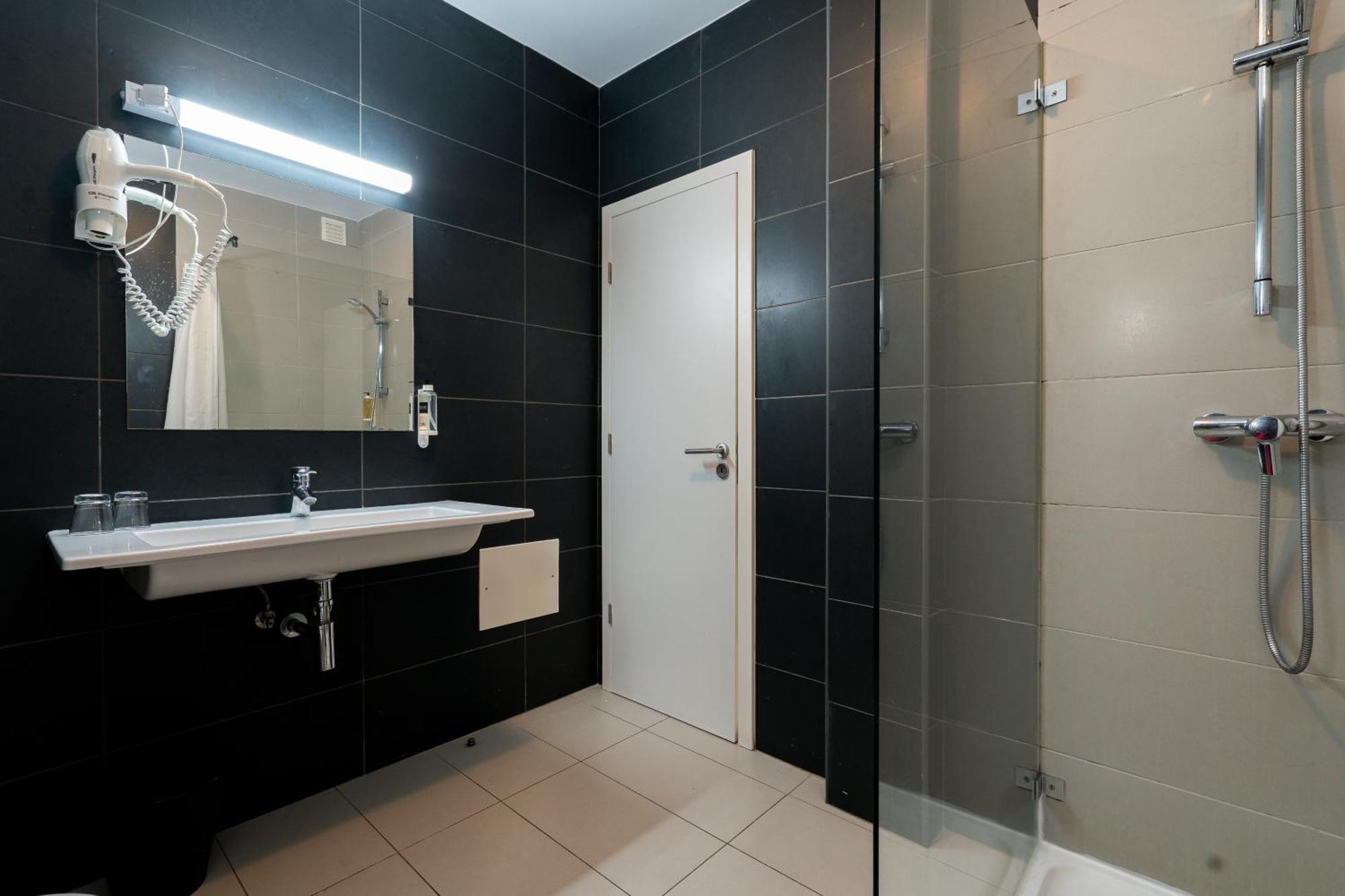 Twin Room,1681717698:JPEG