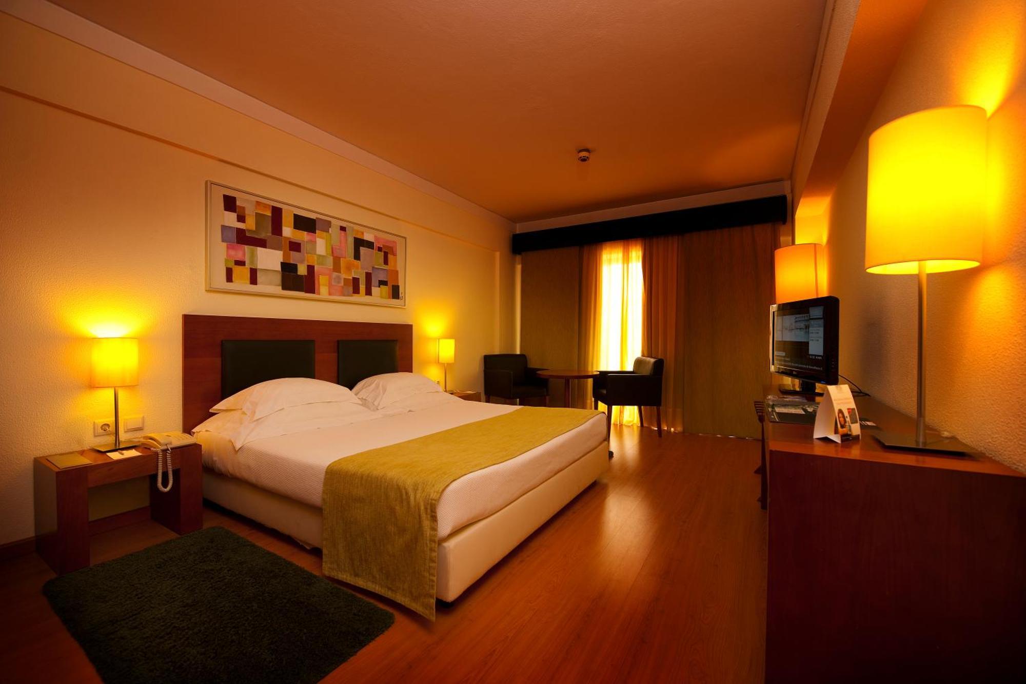 Quarto Twin com Vista Piscina e Cama Extra (3 Adultos)