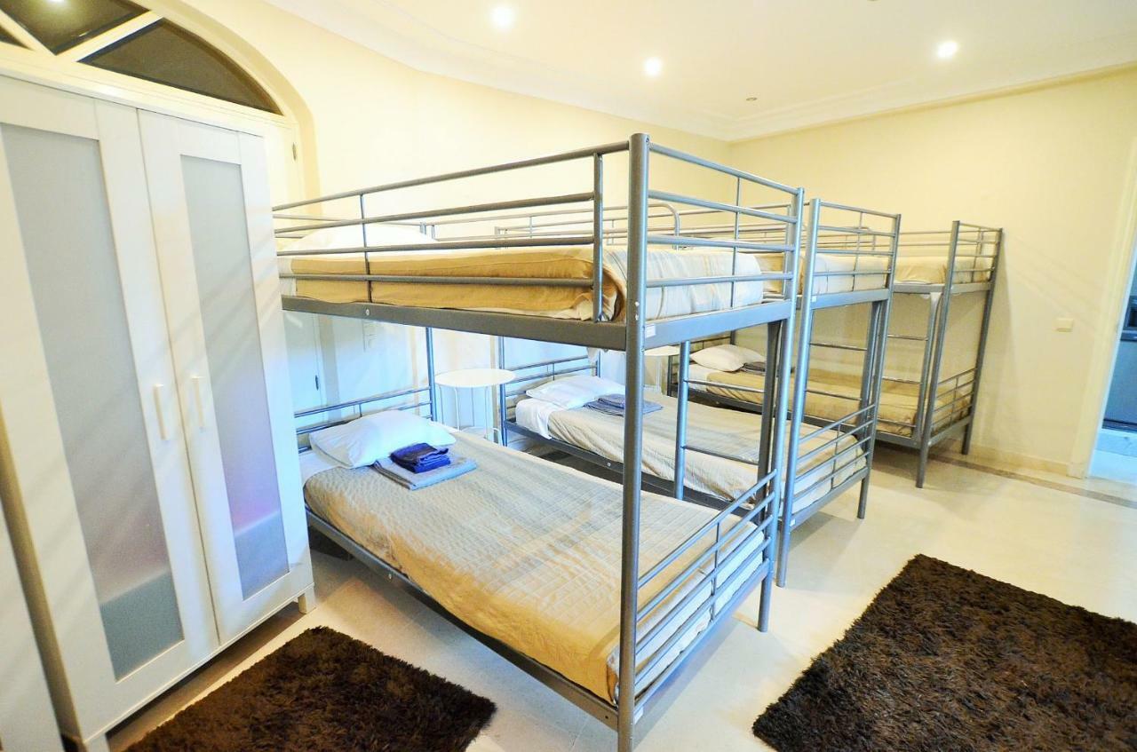 Cama Individual num Dormitório com 6 Camas