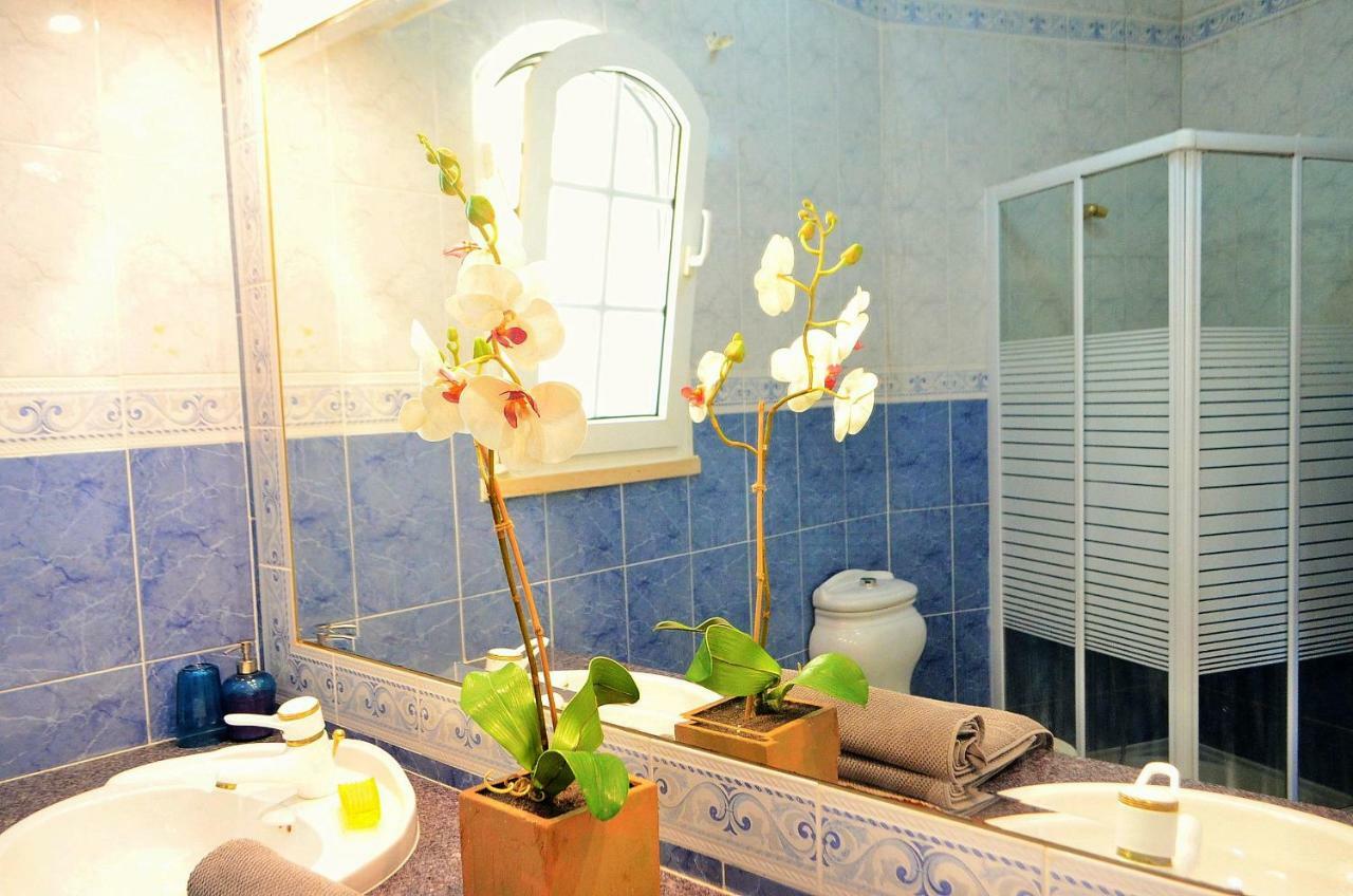 Cama num Dormitório Misto com 4 Camas