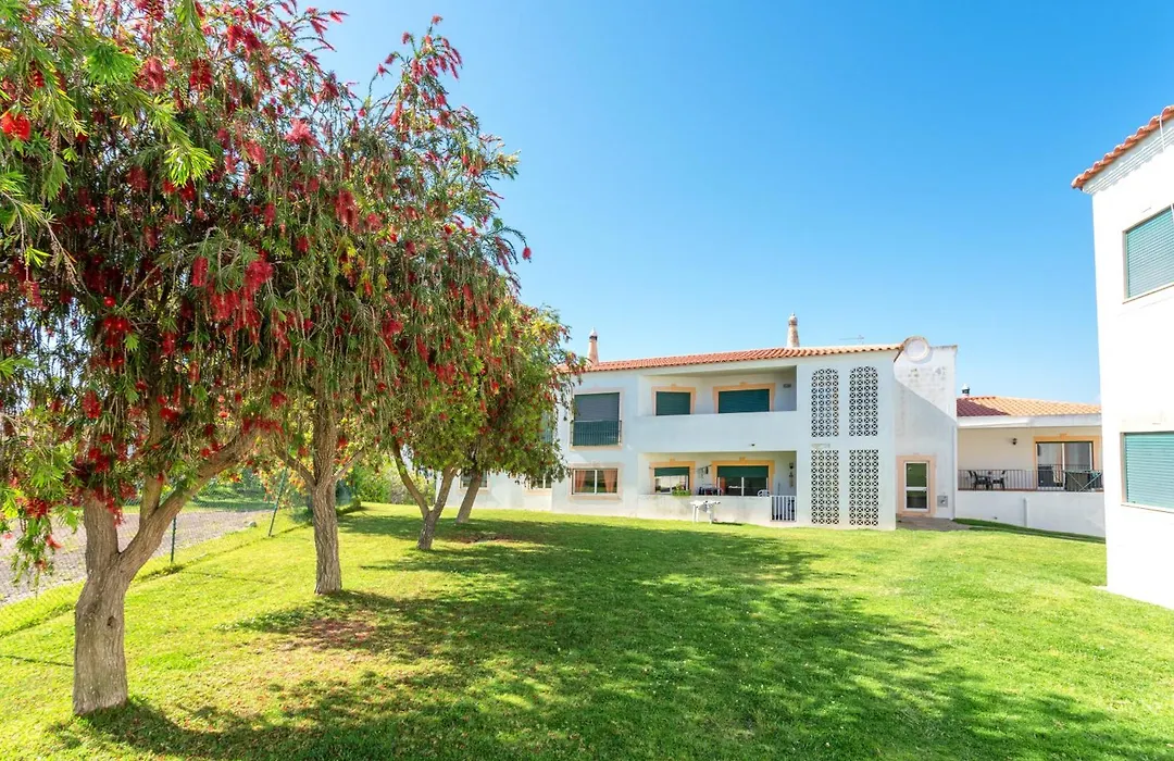 Bnb Homes Large Fully Equipped Apartment With 2 Bedrooms, Swimming Pool & Patio-1