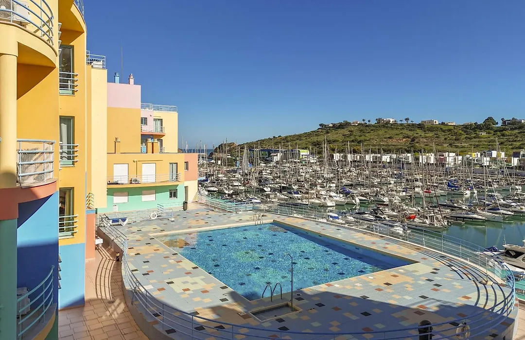Marina Breeze Apartment With Pool - 900M From The Beach-1