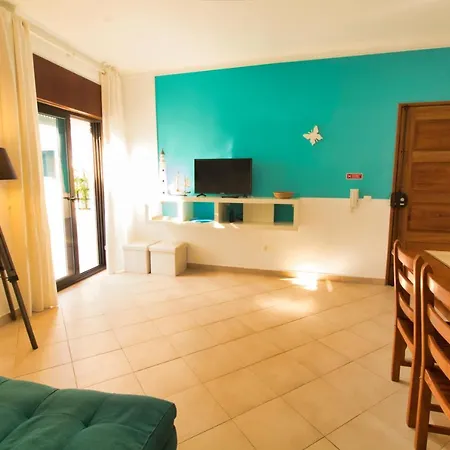 Heart Of Old Town Apartment - Steps From The Beach-3
