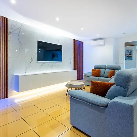 Penthouse 160Sqm Wide Terraces Pool View & Private Hot Tub & Parking-3