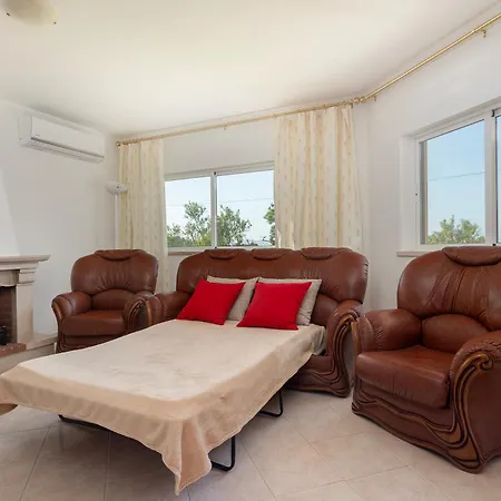 Bnb Homes Large Fully Equipped Apartment With 2 Bedrooms, Swimming Pool & Patio-3