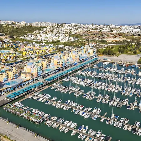 Marina Breeze Apartment With Pool - 900M From The Beach-3