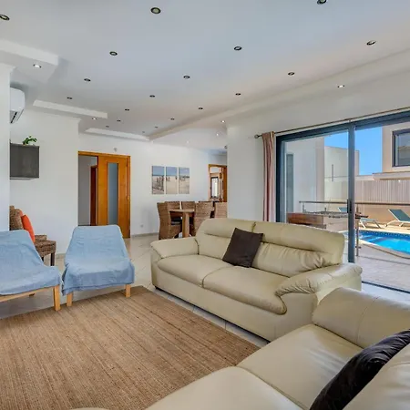 Villa Ruana - 5 Bedrooms On Suite- Free Out Door Hot Jacuzzi - By Bedzy-2