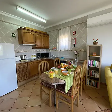Villa Eber - Independent 1 & 2 Bedroom Apartments, Pool, Air Con, Fast Wi-Fi, Near Old Town Of Albufeira And Beaches-3