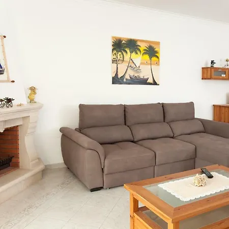 Os Apartamentos A Ramos na Praia da Galé Estão inserido em Condomínio com PISCINA, Fica apenas a 350 Metros da Praia da Galé - Apartamentos com Ar Condicionado tanto nos Quartos como na Sala, Smart TV com Prime Vídeo e Cozinha Completa-3