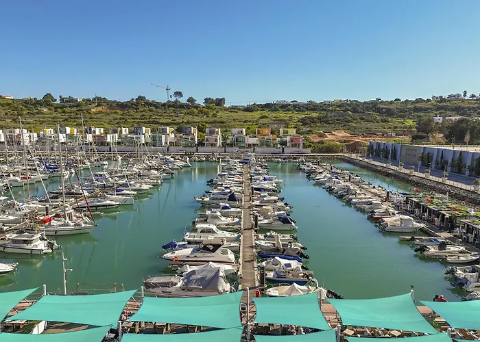 Marina Breeze With Pool - 900M From The Beach